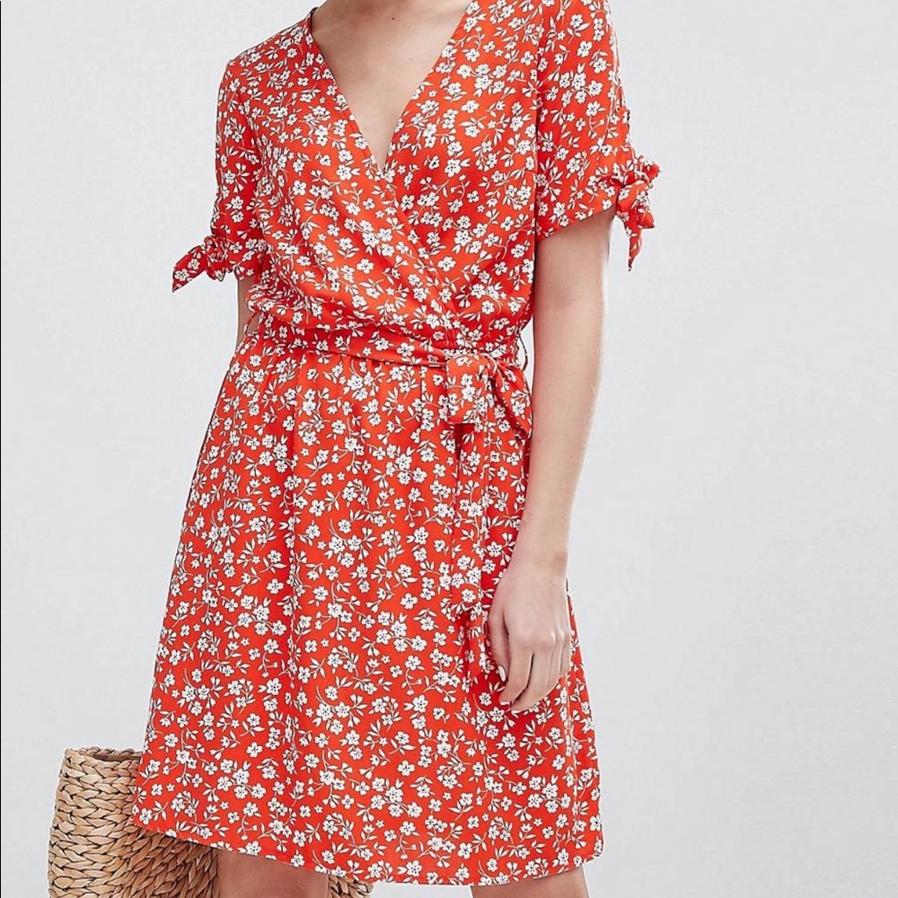 New Look Floral Dress with Tie Waist and Sleeves.